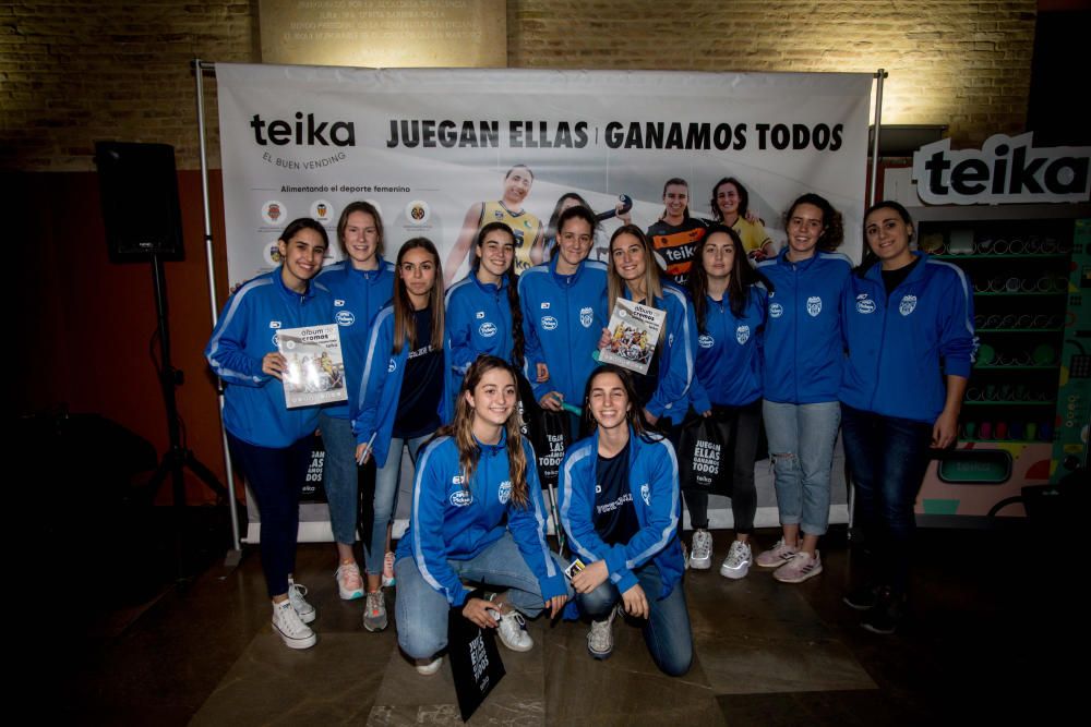 Presentación del album de cromos femenino de Teika