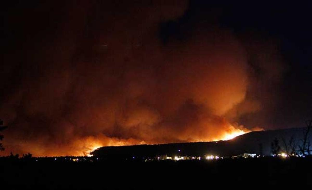 La cresta del foc a la platja de Los Álamos National, a Nou Mèxic. Un incendi forestal de ràpid moviment va obligar els funcionaris del Laboratori Nacional Los Álamos a tancar dilluns.
