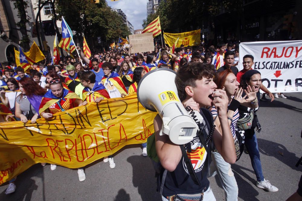 Manifestació d'estudiants universitaris i de secundària al centre de Girona