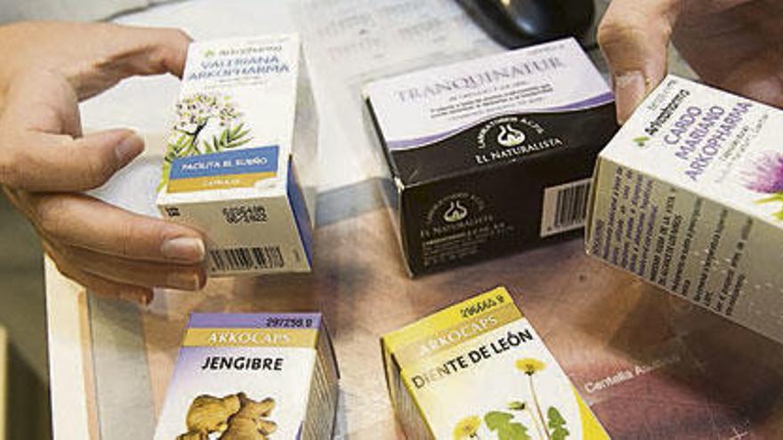 Productos a base de plantas medicinales en una farmacia coruñesa.