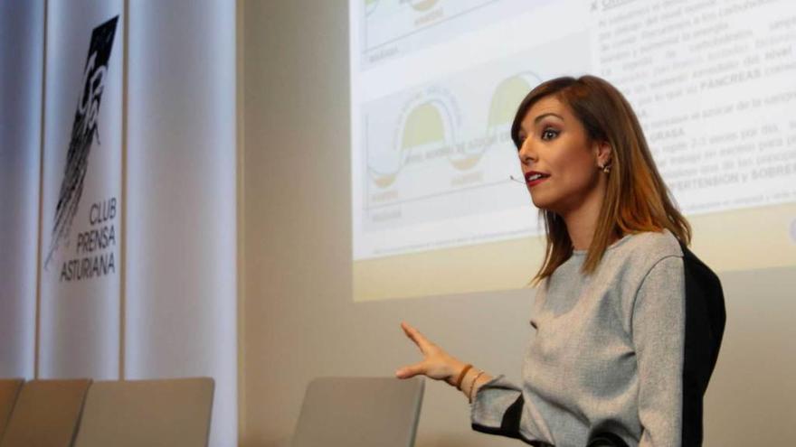 Rosa Ana González, ayer, durante la conferencia que impartió dentro del Club de la Salud de LA NUEVA ESPAÑA.