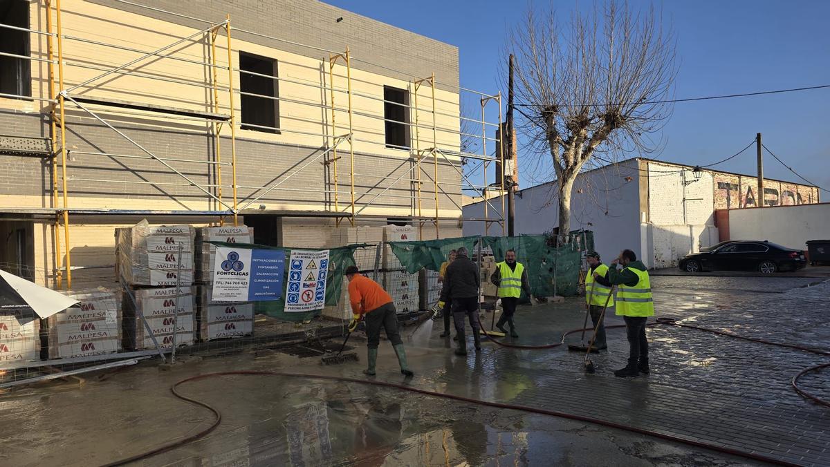 La caída de un muro por acumulación de agua corta la circulación ferroviaria entre Córdoba y Jaén