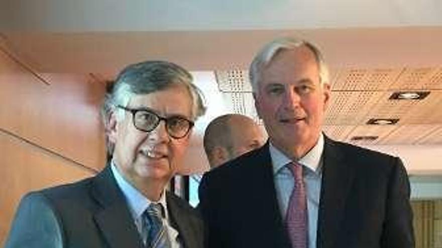 Juan Manuel Vieites (izquierda) y Michel Barnier.