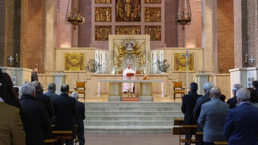 Expectación por la eucaristía para condenar el robo en Sant Pasqual