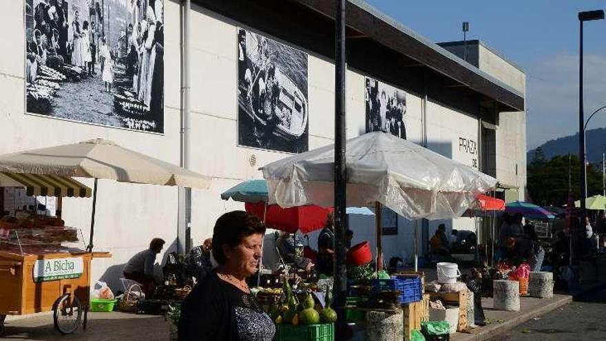 Vendedoras ayer en el exterior de la plaza. // Gonzalo Núñez