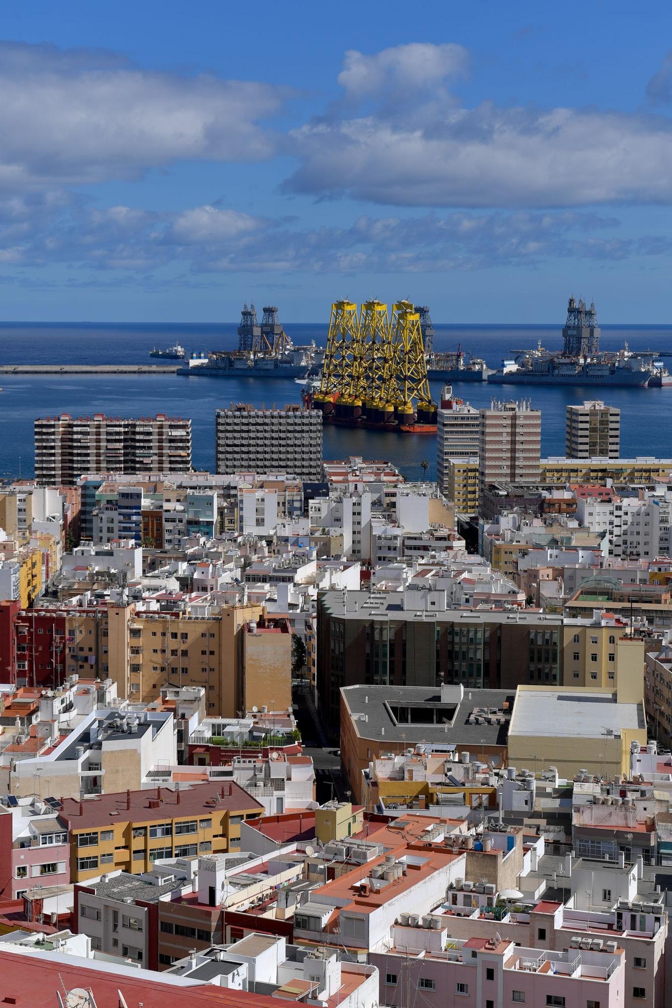 El buque Fan Zhou 10 recala en el Puerto de Las Palmas con estructuras para aerogeneradores