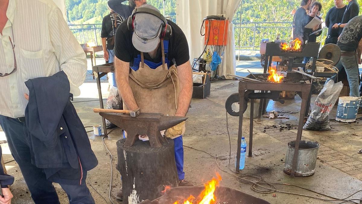 En imágenes: Santa Eulalia de Oscos, entregada al arte "ferreiro" y al recuerdo a la mujer