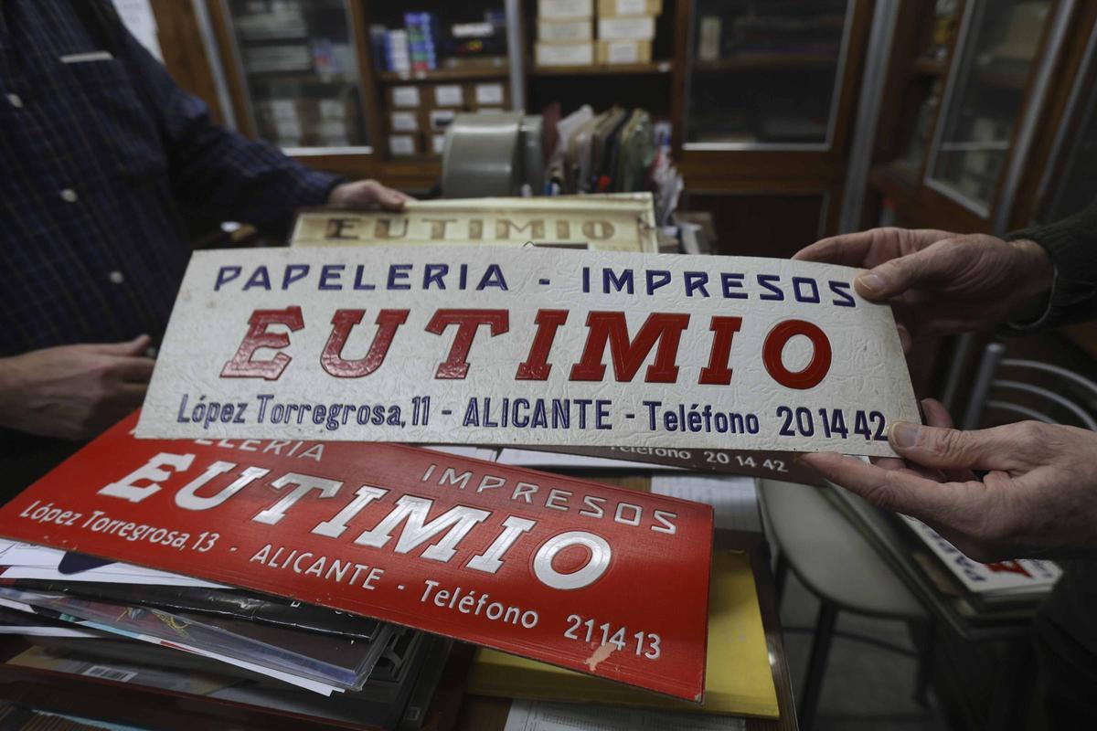 La despedida de Eutimio, una papelería con casi un siglo de vida en Alicante La despedida de Eutimio, una papelería con casi un siglo de vida en Alicante