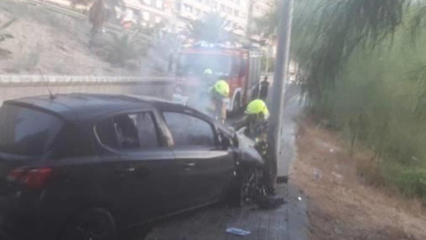 Bomberos del SPEIS en el coche accidentado en Alicante.