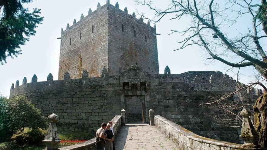 Torre y acceso principal del Castillo de Sotomaior.