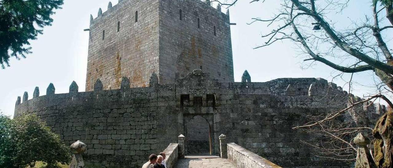 Torre y acceso principal del Castillo de Sotomaior.