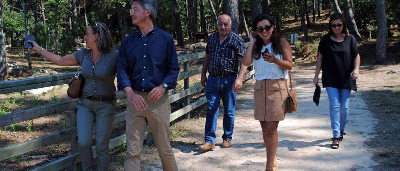 Ángeles Domínguez, Cacabelos, Juan Otero, Emma Torres y Noemí Outeda, en el Monte Central. // Muñiz