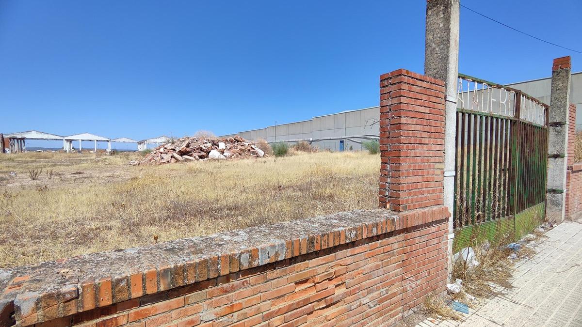 Estado del derribo del antiguo matadero en El Nevero.