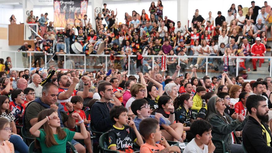 Aspecto del pabellón, durante el partido de ayer del Mecalia Guardés.