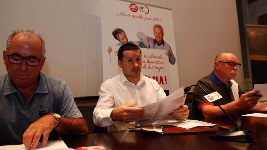 Por la izquierda, Dimas del Mazo, Javier Lanero y Manuel Francisco, ayer, en el Antiguo Instituto.