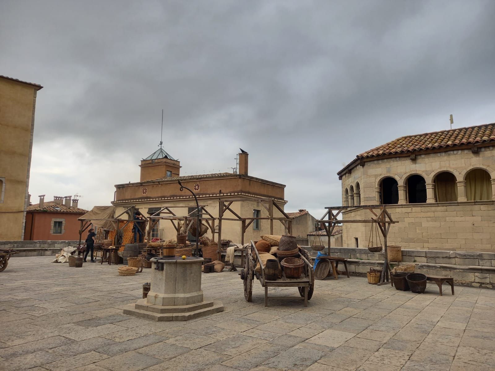 Instal·len una gran pira medieval davant la catedral de Girona per al rodatge de "Mrs.Davis"