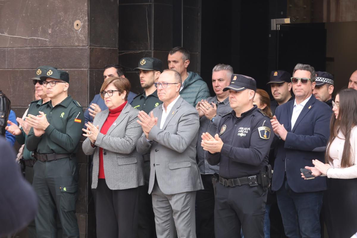 Imágenes del minuto de silencio en Xilxes en recuerdo de la mujer y la niña asesinadas
