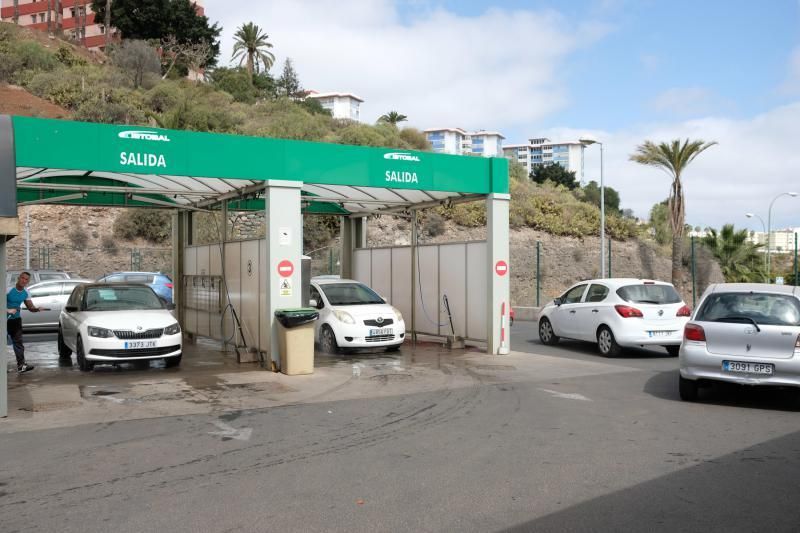 Las Palmas de Gran Canaria. Reportaje sobre lavado decoches tras la calima.  | 26/02/2020 | Fotógrafo: José Carlos Guerra