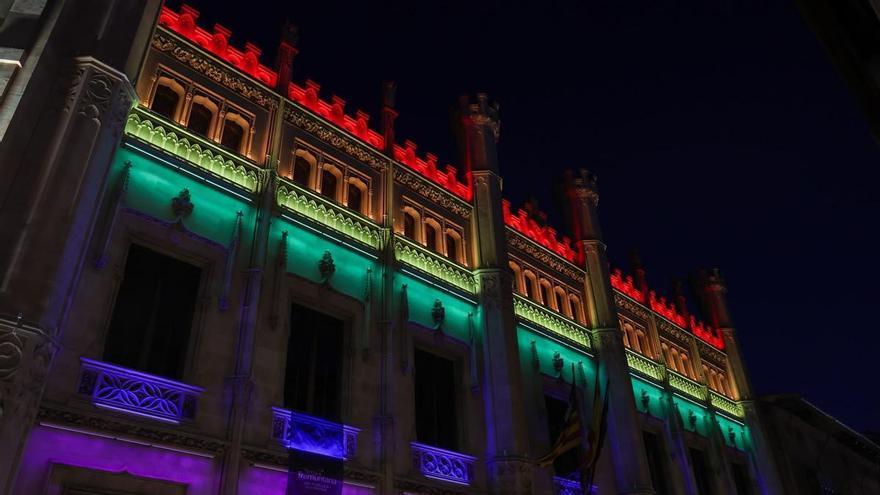 El Consell asegura que retiró la bandera LGTBIQ+ para que “no la pisen” durante un concierto