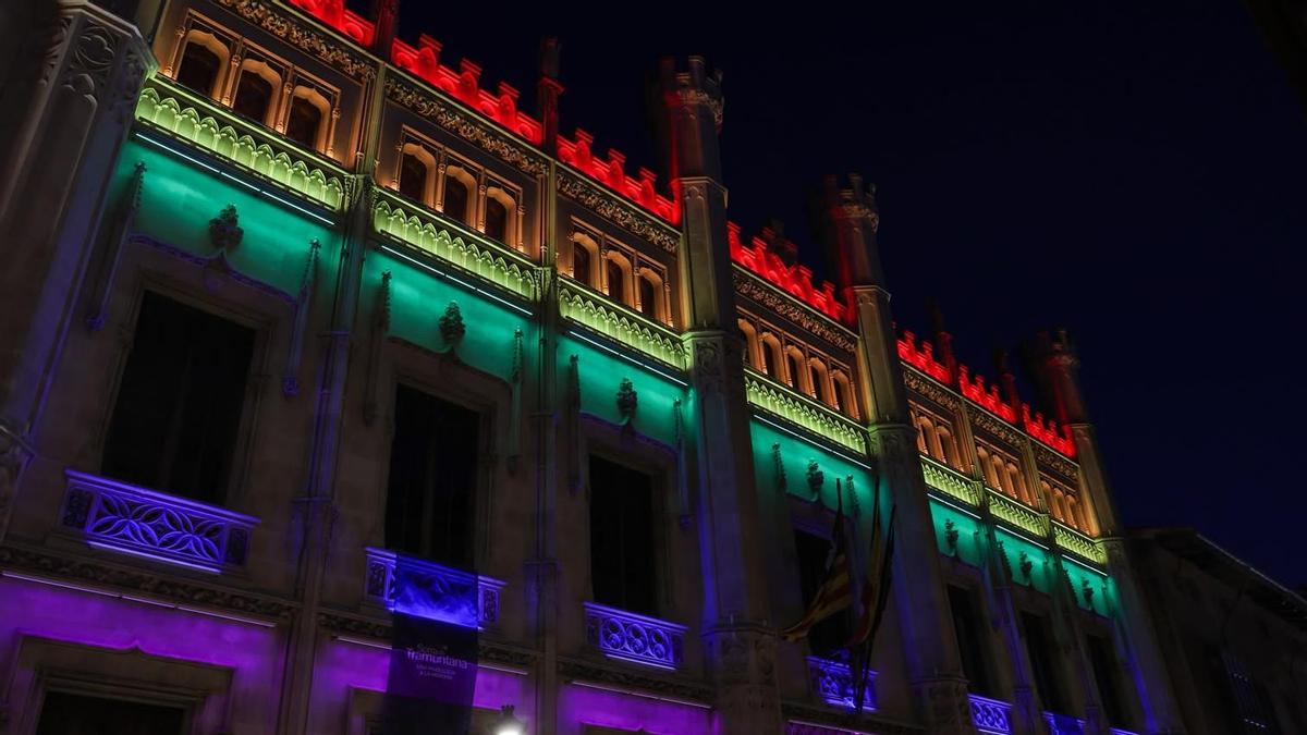 La fachada del Consell de Mallorca, iluminada con los colores de la bandera arcoíris.