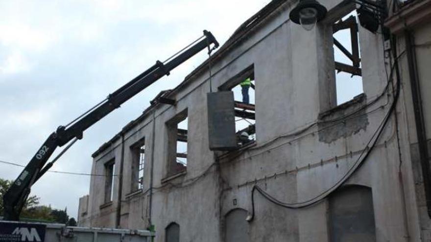 Imagen de los trabajos de demolición de la antigua fábrica situada la calle Orberá.