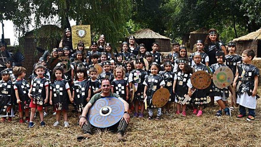 Escolares e integrantes de un grupo de teatro posan con el edil Ramón Boga, en el centro, en la presentación.