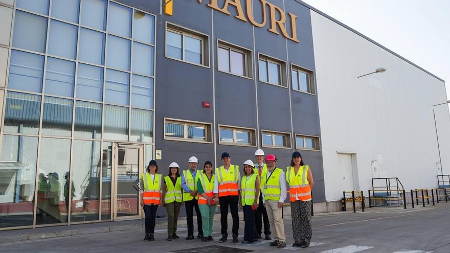 José María Bellido y Blanca Torrent visitan las instalaciones de AB Mauri en Villarrubia.