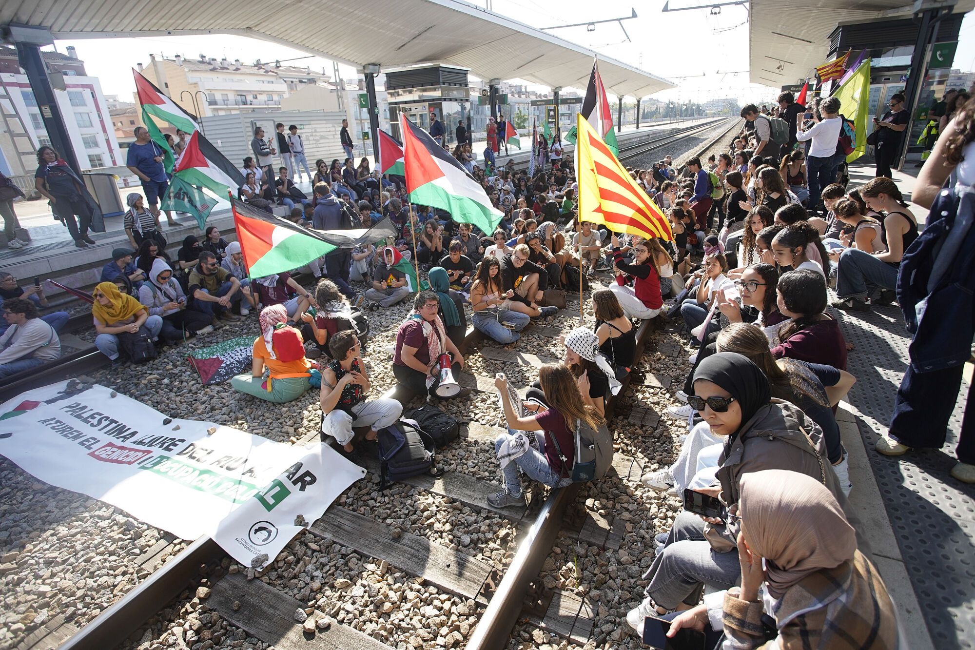 Girona estació tren convencional vies tallades manifestació propalestina intersindical