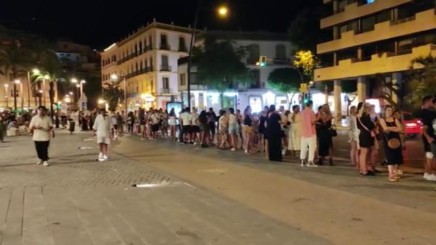 VÍDEO | Centenares de personas esperan un taxi en el puerto de Ibiza -  Diario de Ibiza