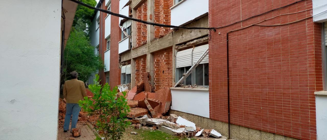 Edificio del instituto de Plasencia con los escombros del derrumbe, que continúan en la zona.