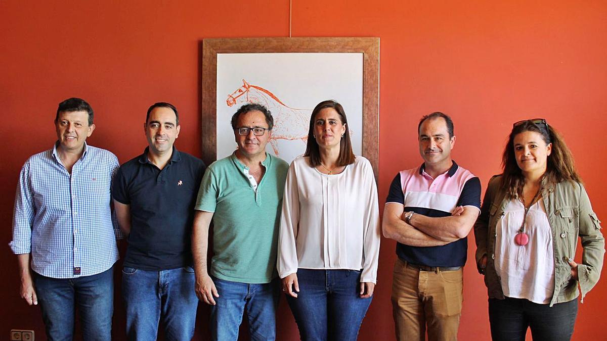 Seis de los siete concejales del equipo de gobierno, el día de la firma del acuerdo entre PP y Ciudadanos.