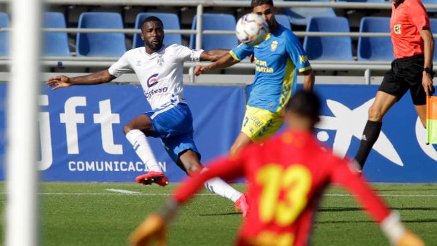 Shaq Moore intenta un centro sobre el área de Las Palmas en el partido del pasado viernes.