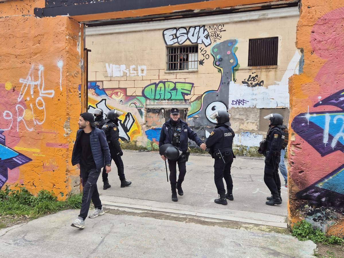 Agentes de Policía controlan el acceso a la prisión antigua esta mañana.