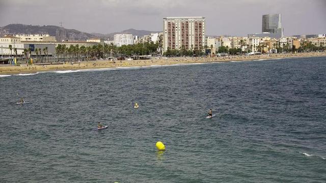 La platja de Sant Miquel, a Barcelona, vista des del mar.