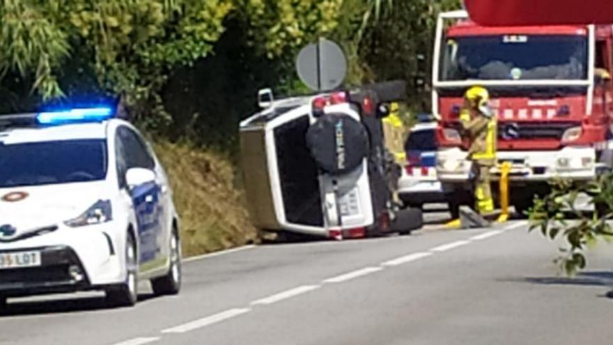 El tot terreny bolcat a la carretera C-1414, aquest dijous al matí