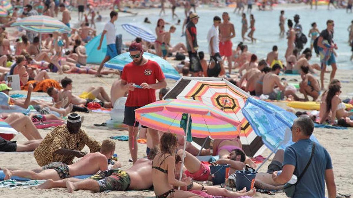 Urlauber an einem Strand auf Mallorca.