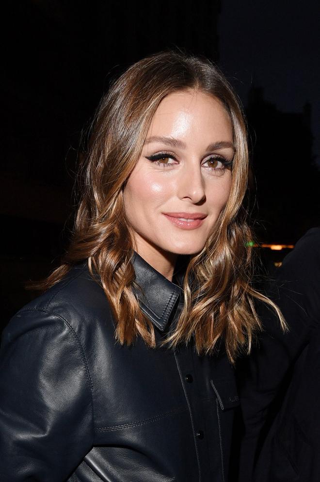 Olivia Palermo con mono de piel en París