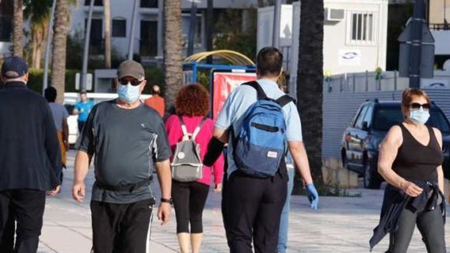 Los ibicencos salieron ayer a la calle a pasear y hacer deporte.