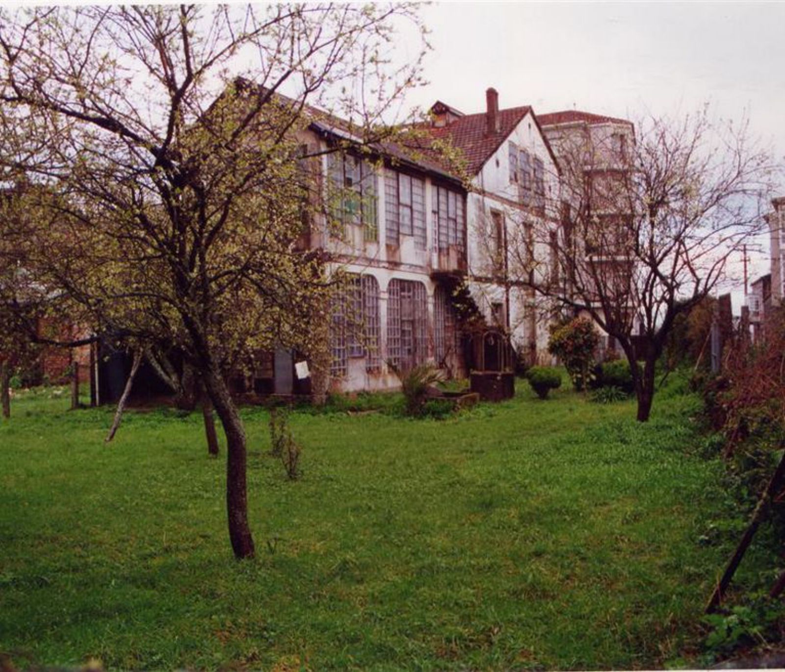 Vista desde el jardín de toda la zona de galerías que tenía el sanatorio naturista del doctor Portela.