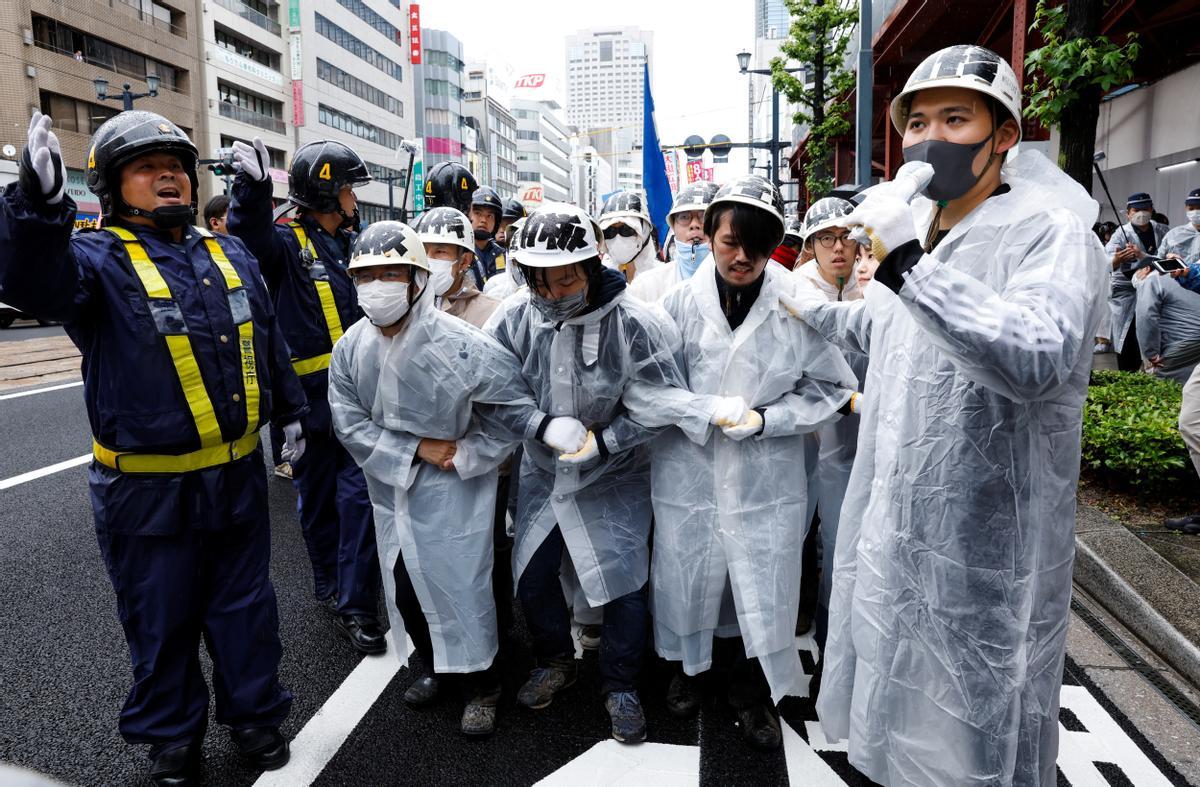 Los líderes del G7 visitan el Memorial Park para las víctimas de la bomba atómica en Hiroshima, entre protestas