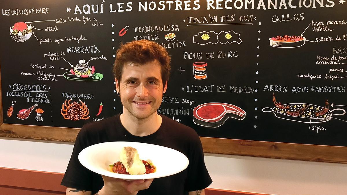 Juli Alcoriza con el plato de 'bacallà de l'àvia' Carmen.