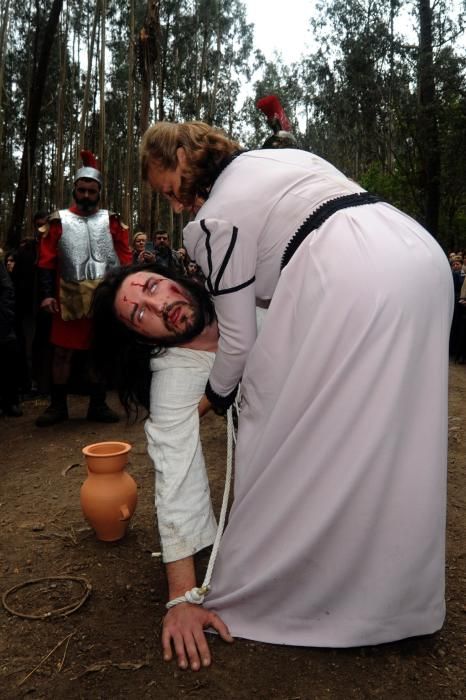 La parroquia de Paradela representa el Via Crucis y la Crucifixión, declaradas de interés turístico gallego