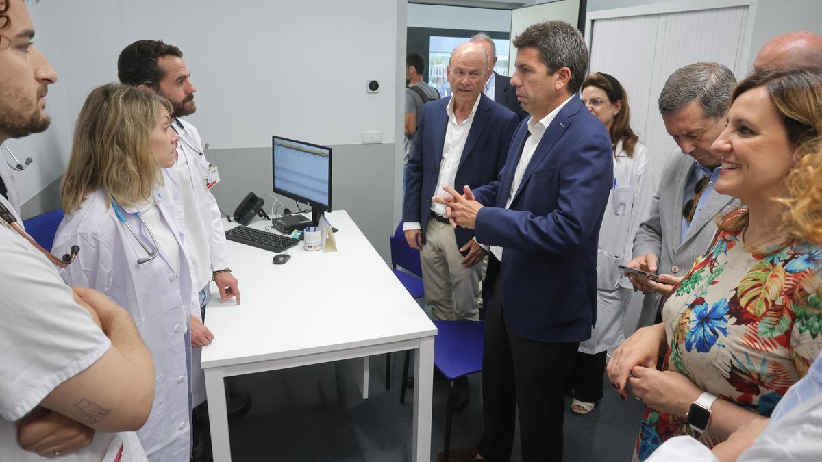 Carlos Mazón y Marciano Gómez, junto con Mª José Catalá, el lunes en su visita al nuevo centro de salud de Malilla