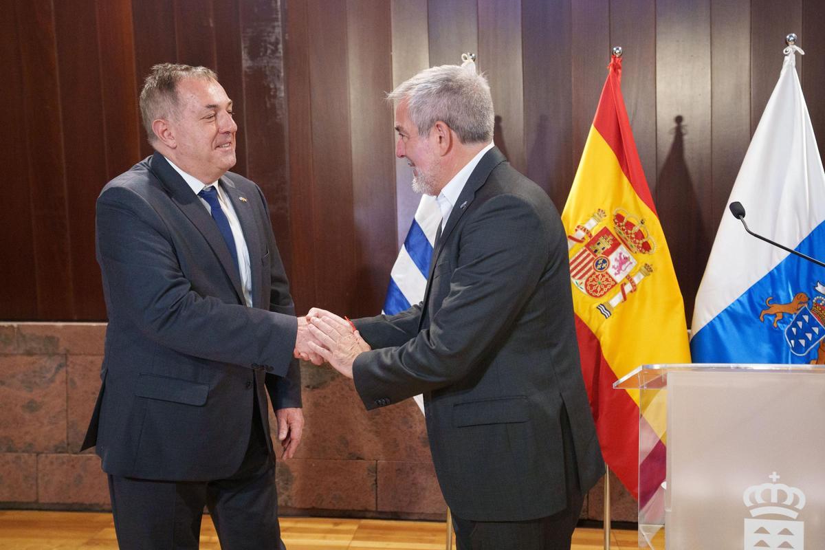El presidente de Canarias, Fernando Clavijo (d) y el embajador de Uruguay en España, Bernardo Grevier (i).