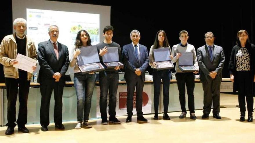 Foto de familia de los premiados y autoridades.