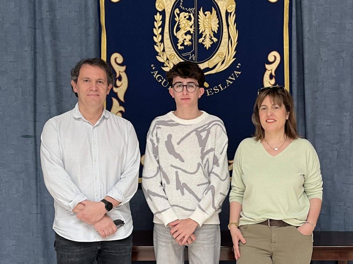 Rodrigo Rosa (c), estudiante de 2º de Bachillerato del IES Aguilar y Eslava, de Cabra.