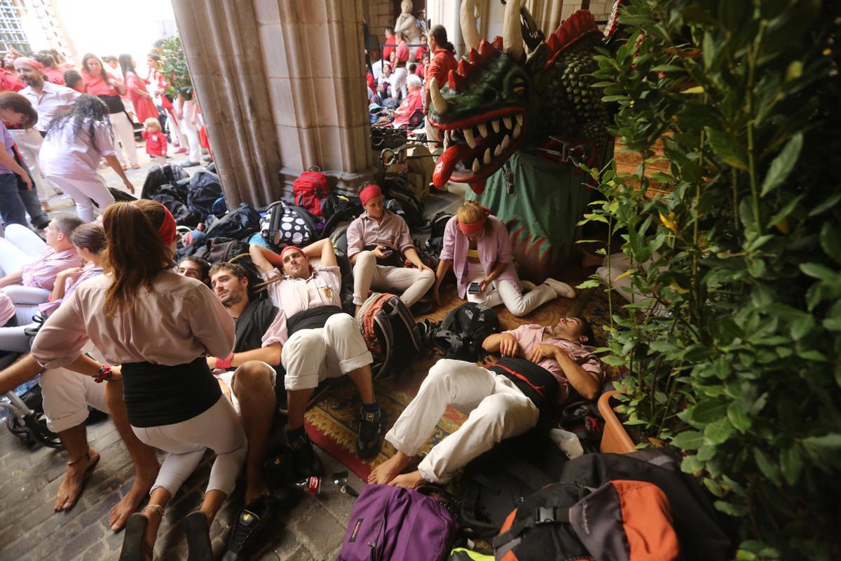 iada castellera en la Plaça Sant Jaume. Minyons de Terrassa descansando