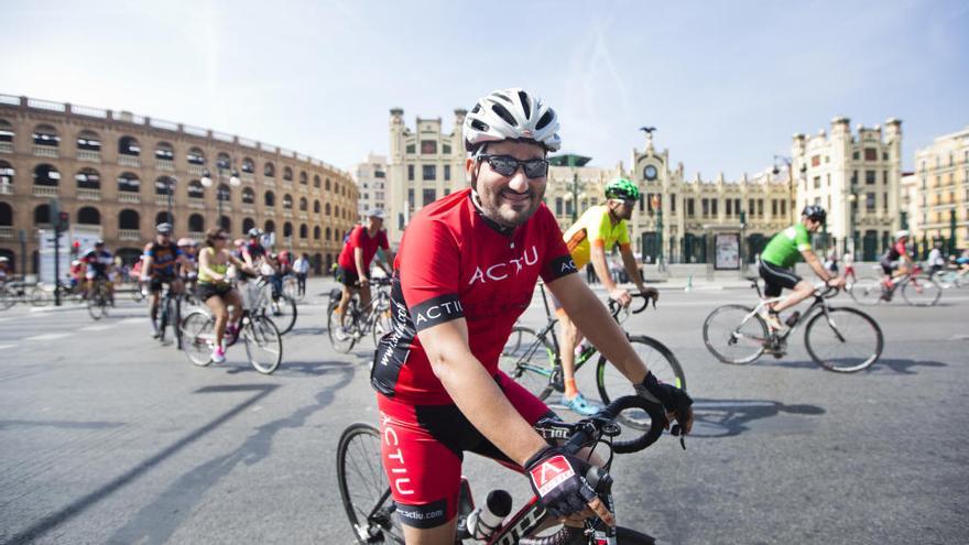 El conseller Vicent Marzà disfrutando de su pasión por la bicicleta.