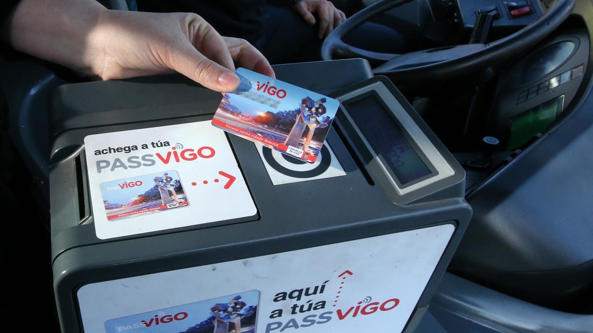 Una usuaria de PassVigo acerca la tarjeta al lector instalado en un autobús de Vitrasa