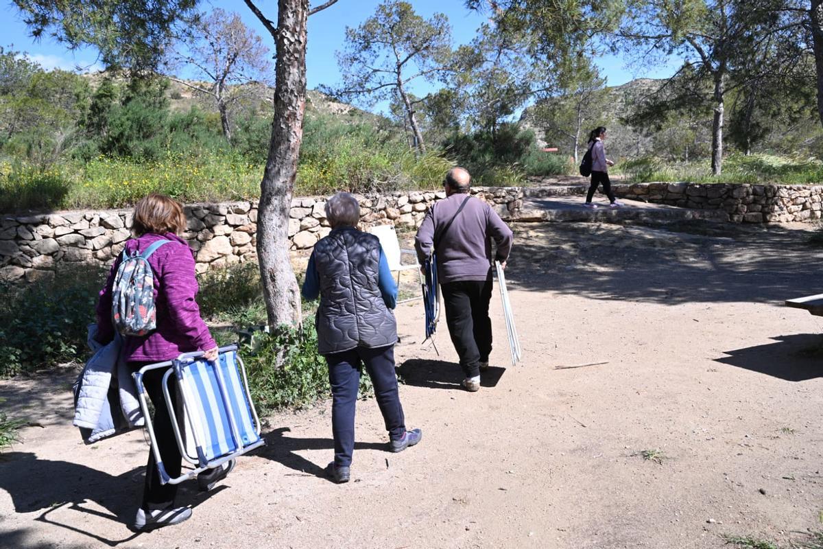 Familias celebran la mona en el Pantano de Elche y demandan mejoras en el paraje